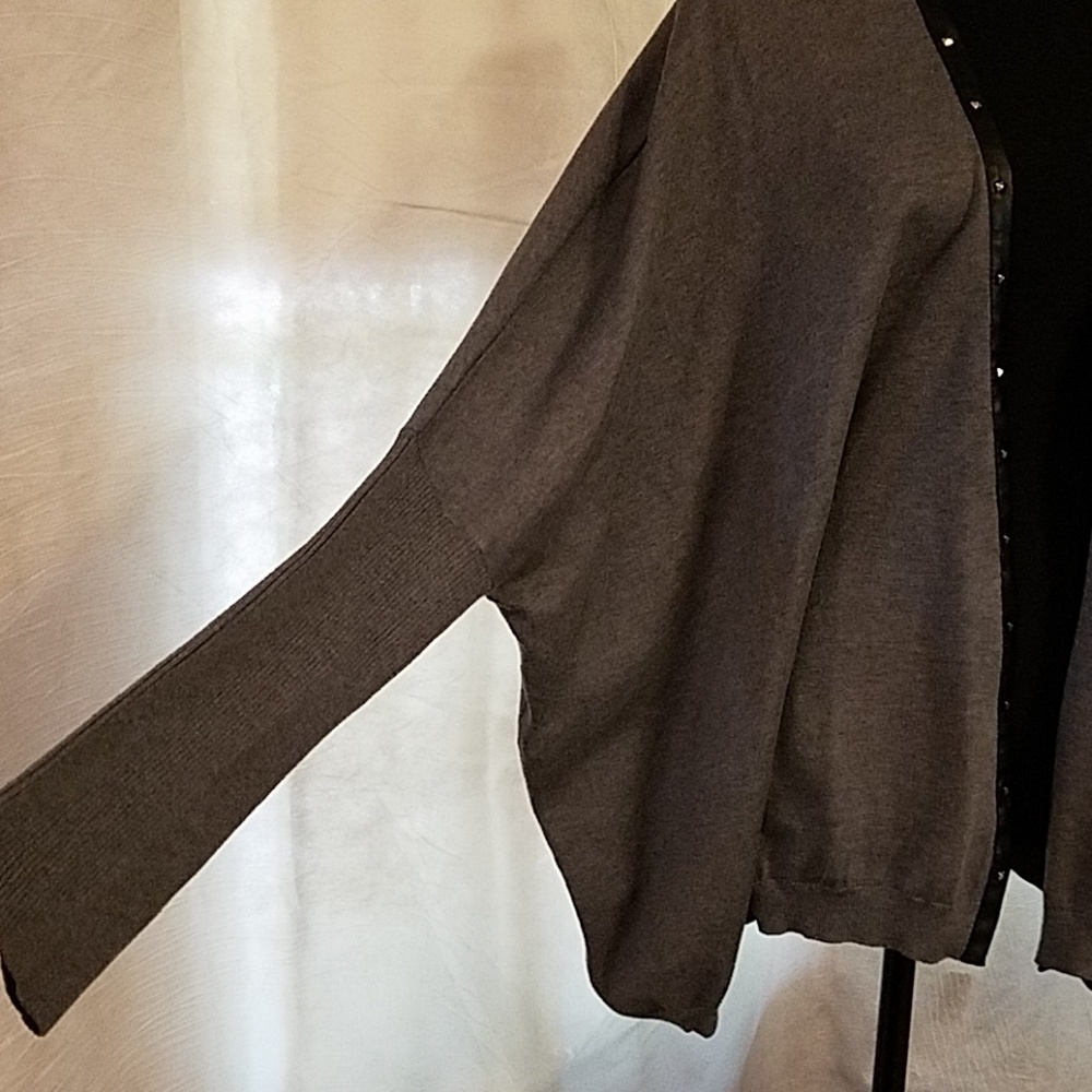 Gray cardigan with a black trim. - Picture 3 of 6